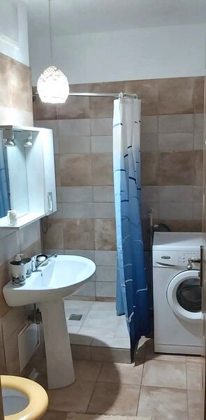 Titan, Piata Minis, M. Costin Georgian, bloc din 1978, reabilitat